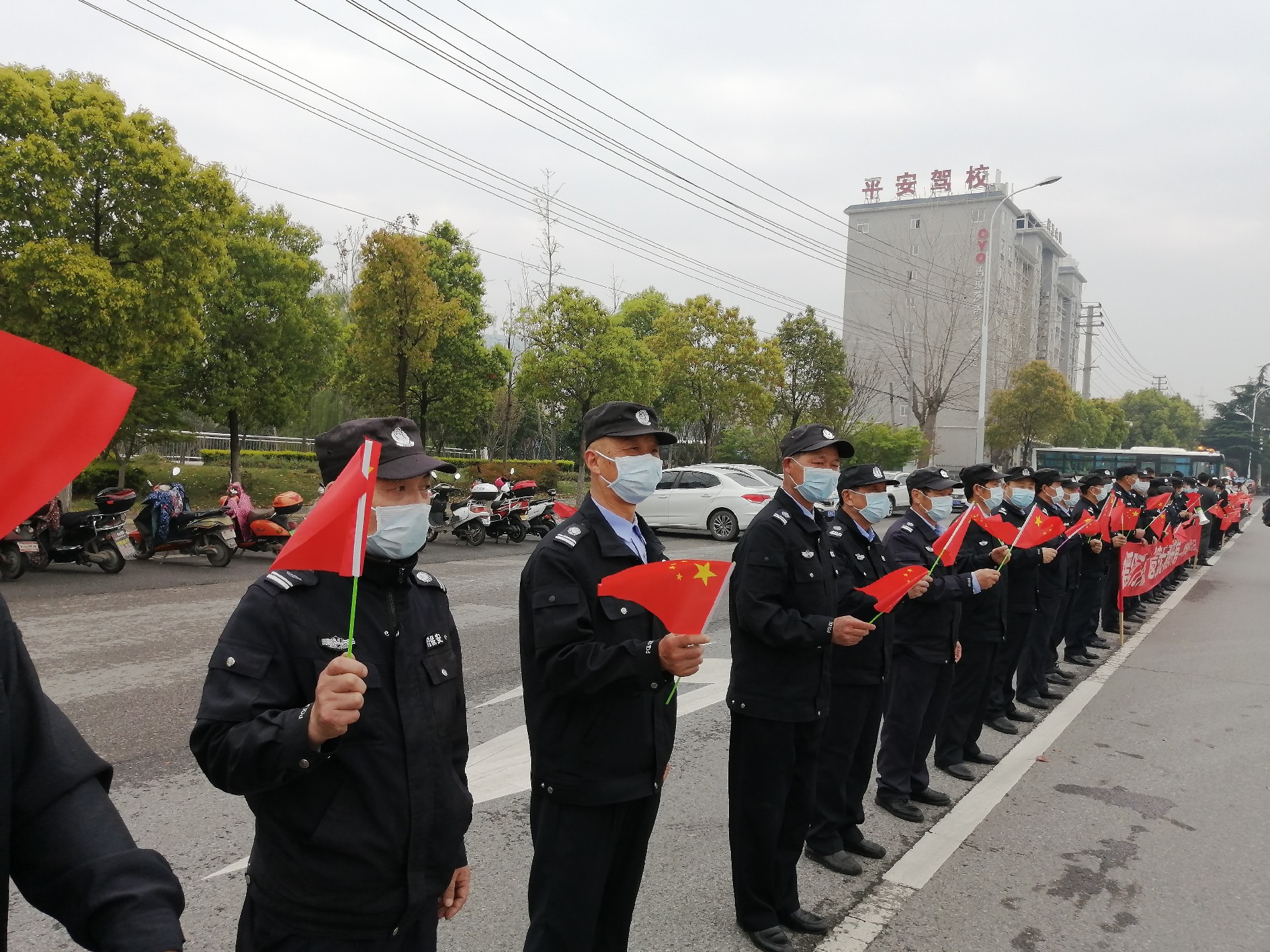 百佳物业党支部组织公司党员、入党积极分子和百佳物业的佳人们为援鄂湖南医疗队送行