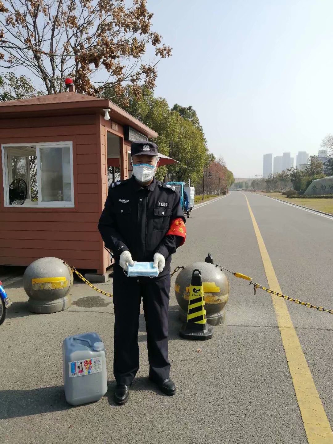 遗爱湖风景区项目部保安人员在疫情期间，坚守在各自岗位，保障景区秩序